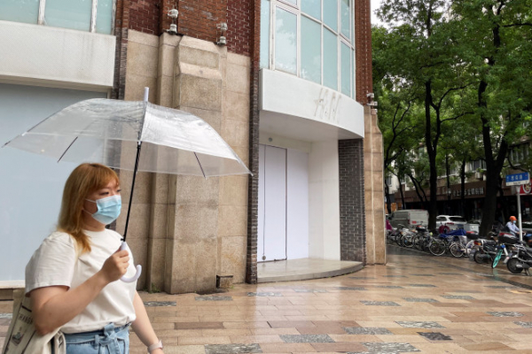 ▲지난 24일 스웨덴 패션 브랜드 H&M의 중국 상하이 플래그십 매장이 판자로 봉쇄된 모습(사진=연합뉴스)