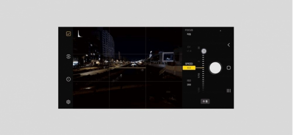 ▲갤럭시S22 시리즈는 전문가 수준의 촬영부터 편집까지 하나의 앱에서 가능한 ‘엑스퍼트 로’(Expert RAW)도 지원한다. DSLR 카메라를 사용하듯 ISO·셔터 속도·화이트 밸런스 등을 직접 조정해 최대 16bit의 RAW 파일로 촬영·저장이 가능하다. (사진제공=삼성전자)
