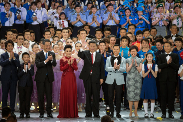 ▲지난 2017년 홍콩을 찾은 시진핑(왼쪽에서 다섯번째) 중국 국가주석(사진=연합뉴스)