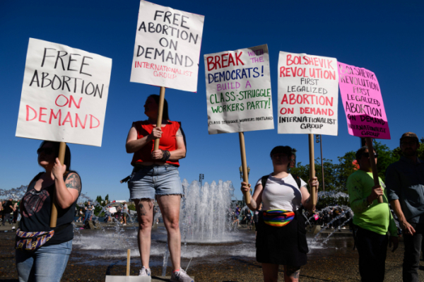 ▲미국 연방 대법원의 낙태죄 관련 판단에 반대하는 이들이 시위를 벌이고 있다 (AP/연합뉴스)