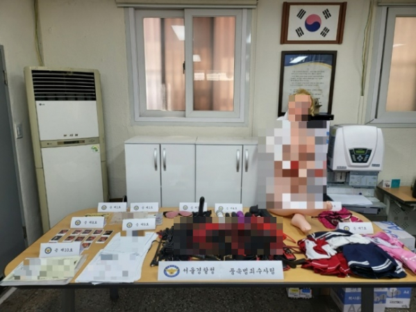 ▲서울경찰청이 지난 24일 오후 11시쯤 서울 강남구 신사동 소재 한 클럽에서 음행매개 등 혐의로 업주 1명과 종업원 2명을 체포한 가운데 압수물품. (사진제공=서울경찰청)