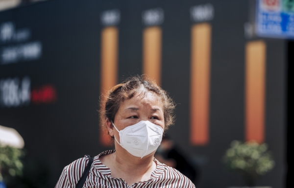 ▲중국 상하이에서 23일 한 주민이 마스크를 쓴 채 걷고 있다. 상하이/EPA연합뉴스
