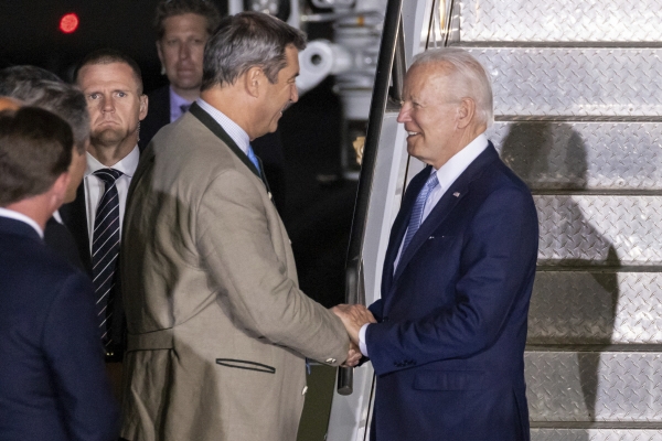 ▲조 바이든(오른쪽) 미국 대통령이 25일(현지시간) 프란츠 조셉 스트라우스 공항에서 마르쿠스 죄더 바이에른주 총리와 만나고 있다. 뮌헨/AP뉴시스
