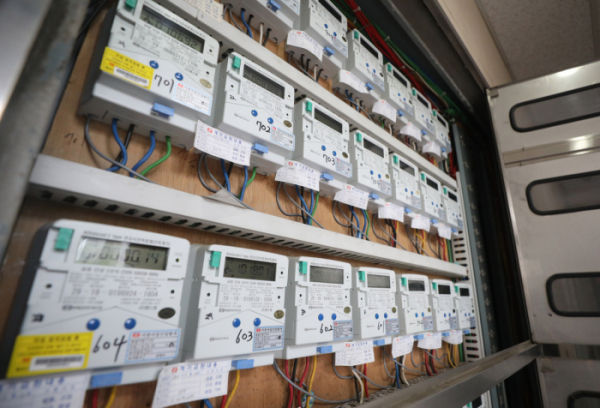 ▲전기요금 인상여부 발표가 임박한 19일 오전 서울 시내 한 오피스텔에 전기계량기가 돌아가고 있다. (뉴시스)
