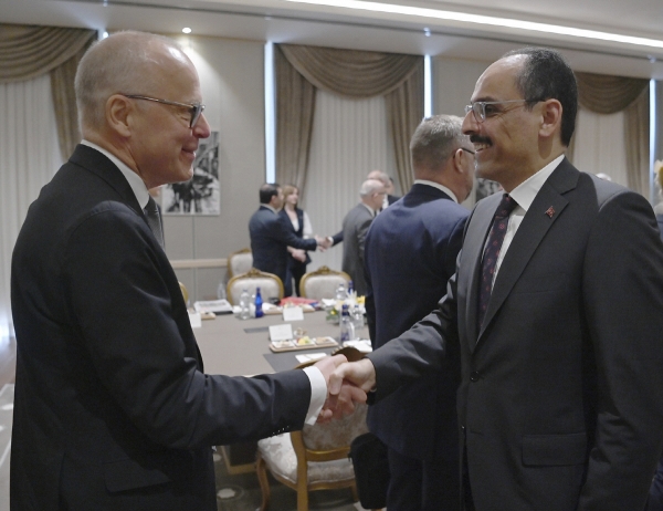 ▲이브라힘 칼린(오른쪽) 튀르키예 대통령실 대변인이 지난달 25일 앙카라에서 오스카 스텐스트룀 스웨덴 국무장관과 인사하고 있다. 앙카라/AP뉴시스
