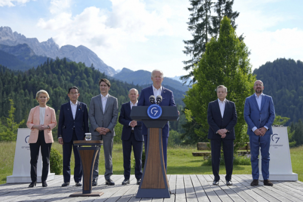 ▲조 바이든 미국 대통령이 26일(현지시간) 독일 바이에른주 크륀에 있는 엘마우성에서 열린 주요7개국(G7) 정상회의에 참석해 다른 정상들과 함께 '글로벌인프라 투자 파트너십(PGII)'을 발족한다고 발표하고 있다. 크륀/AP뉴시스
