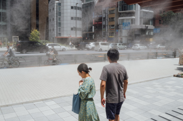 ▲26일 이른 더위가 찾아온 일본 도쿄 거리를 시민들이 걷고 있다. 도쿄/신화뉴시스