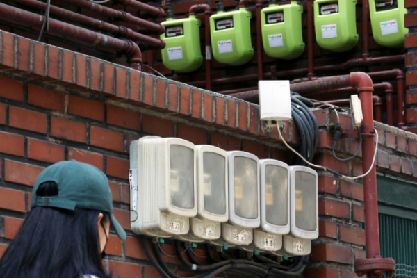 ▲27일 산업통상자원부는 다음달 1일부터 민수용(주택, 일반용) 도시가스 요금을 메가줄(MJ) 당 1.11원 인상한다고 밝혔다. 사진은 지난달 6일 오후 서울 시내 한 주택가에 전력량계와 가스계량기의 모습. (뉴시스)