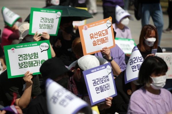 ▲낙태죄 폐지 1년 4.10 공동행동이 4월 10일 서울 종로구 보신각 앞에서 집회를 열고 있다. (뉴시스)
