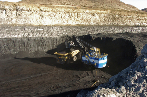 ▲미국 몬태나주 데커 인근의 스프링 크릭 광산에서 트럭이 석탄을 실어나르고 있다. AP뉴시스