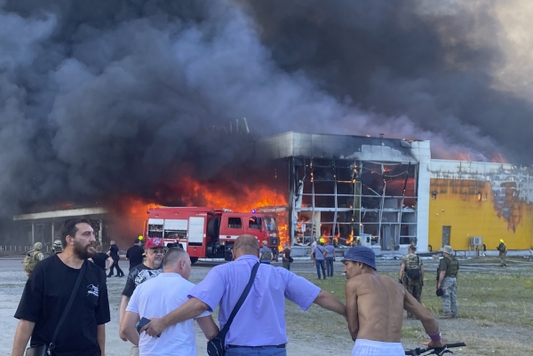 ▲우크라이나 크레멘추크에서 시민들이 러시아의 미사일 공격에 불 타는 쇼핑몰을 보고 있다.
 (크레멘추크/AP연합뉴스)