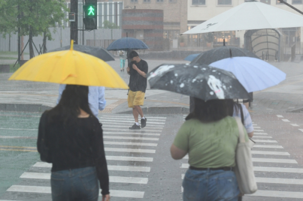▲전국에서 장마가 본격적으로 시작된 23일 경기도 고양시 백석역 인근에서 우산을 쓴 시민들이 발걸음을 재촉하고 있다. 조현호 기자 hyunho@ (이투데이DB)