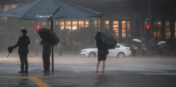 ▲지난 23일 오후 쏟아지는 폭우에 시민들이 서둘러 이동하고 있다. (뉴시스)