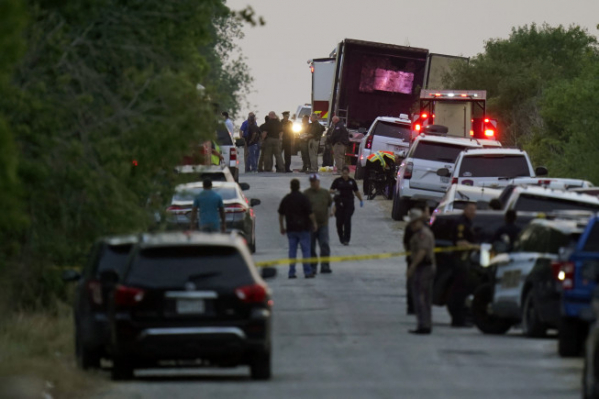 ▲27일(현지시간) 미국 텍사스주 남부 샌안토니오에서 견인 트레일러를 타고 밀입국하려던 것으로 추정되는 사람들이 사망한 채 발견된 현장에 경찰들이 서 있다. 샌안토니오/AP뉴시스