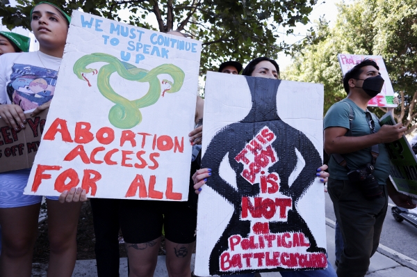 ▲미국 캘리포니아주 로스앤젤레스(LA)에서 낙태권 옹호론자들이 27일(현지시간) 연방 대법원 판결에 반대하는 시위를 열고 있다. LA/로이터연합뉴스
