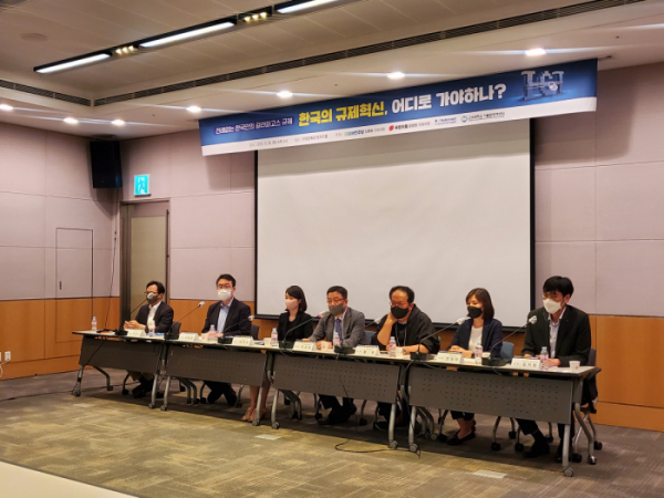 ▲28일 한국인터넷기업협회가 서울 여의도 전경련회관에서 주최한 '한국의 규제혁신, 어디로 가야하나?' 토론회가 진행되고 있다. (안유리 기자 inglass@)