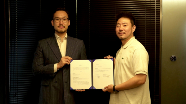 ▲OP.GG 이강은 사업전략셀 셀장, 콴엔터테인먼트 장형철 대표(사진제공=콴엔터테인먼트)