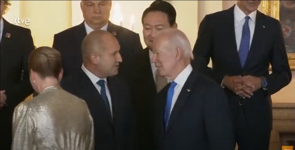 ▲28일(현지시각) 멘 라데프 불가리아 대통령에게 시선이 향해있는 조 바이든 미국 대통령. (출처= RTVE 유튜브 채널)
