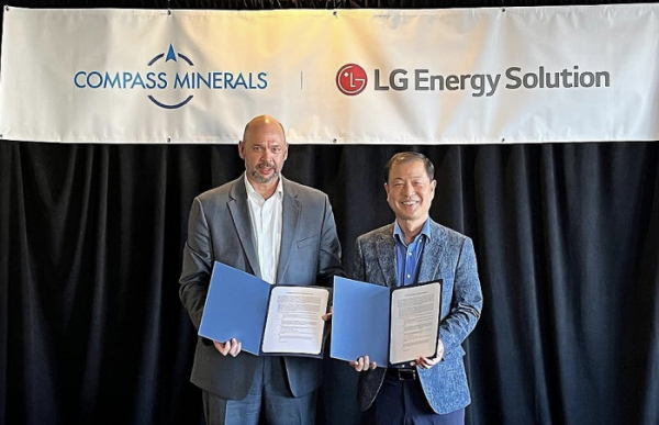 ▲28일(현지시간) LG에너지솔루션이 미국 컴파스 미네랄과 탄산, 수산화리튬 공급에 대한 MOU를 체결했다. (오른쪽부터) 김동수 LG에너지솔루션 전무, 크리스 옌델 컴파스 미네랄 대표.