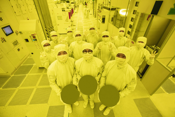 ▲삼성전자 파운드리사업부 3나노 양산 주역들이 화성캠퍼스에서 3나노 웨이퍼를 보여주고 있다. (사진제공=삼성전자.)