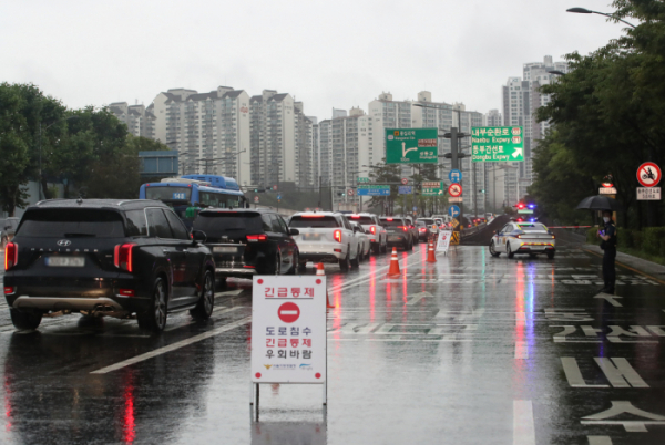 ▲호우경보가 내려지면서 서울 동부간선도로에서 차량 출입을 전면 통제하고 있다. (뉴시스)