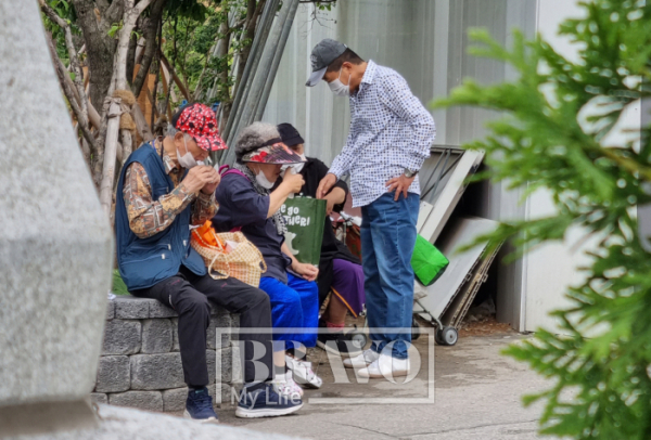 ▲서울의 한 무료급식소에서 식사 후 모여 있는 노인들의 모습(이지혜 기자 jyelee@)
