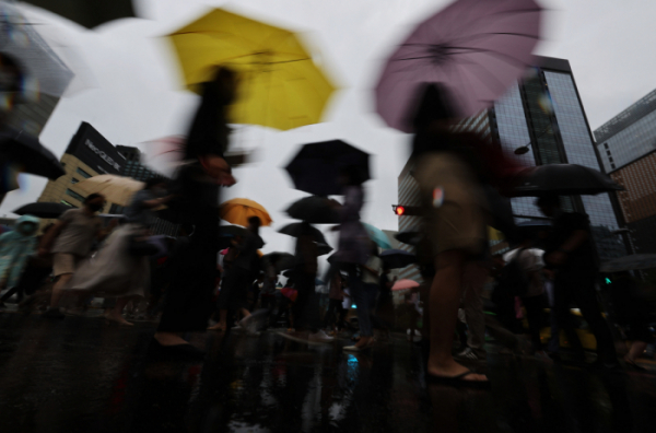 ▲수도권을 중심으로 폭우가 지속되면서 시민들이 우산을 쓰고 바삐 걸어가고 있다. (연합뉴스)