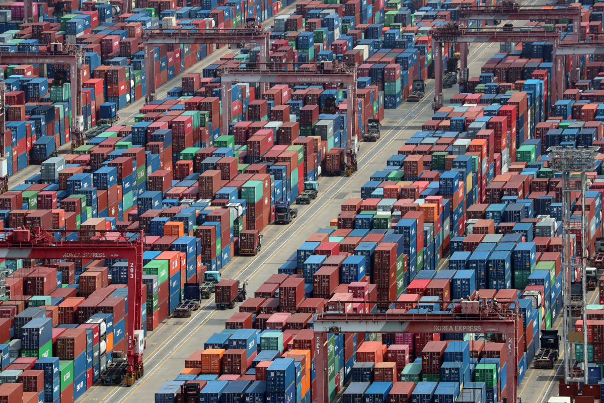 ▲부산 남구 신선대부두에서 트레일러 차량이 컨테이너를 운반하고 있다. (사진제공=뉴시스)