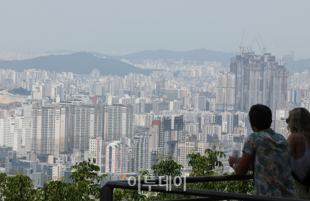 ▲서울 용산구 남산타워에서 바라본 서울 시내 아파트 단지 모습. 조현욱 기자 gusdnr8863@ (이투데이DB)