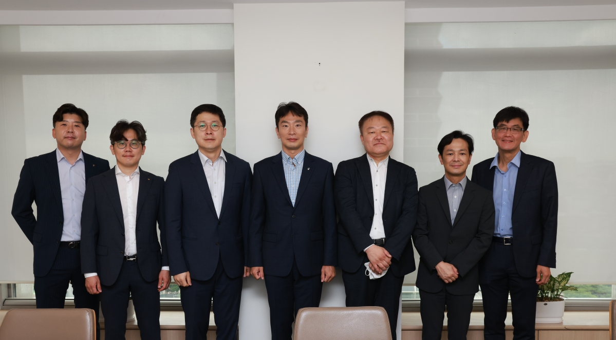 ▲이복현 금융감독원장(사진 가운데)이 1일 서울 금융감독원에서 시장 전문가들과 간담회를 가졌다. (왼쪽부터) NH투자증권 황병진 애널리스트, KB증권 장문준 애널리스트, 삼성증권 윤석모 리서치센터장, 신영증권 김학균 리서치센터장, 제이피모간체이스 박석길 이코노미스트, 소시에테제네랄 오석태 이코노미스트.