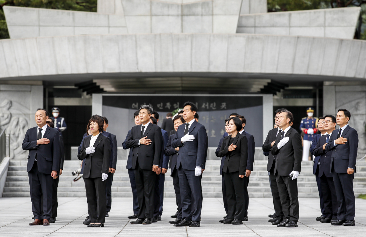 ▲오세훈 서울시장을 비롯해 25개 자치구 구청장들이 민선 8기 취임에 앞서 국립서울현충원에서 참배했다. (뉴시스)