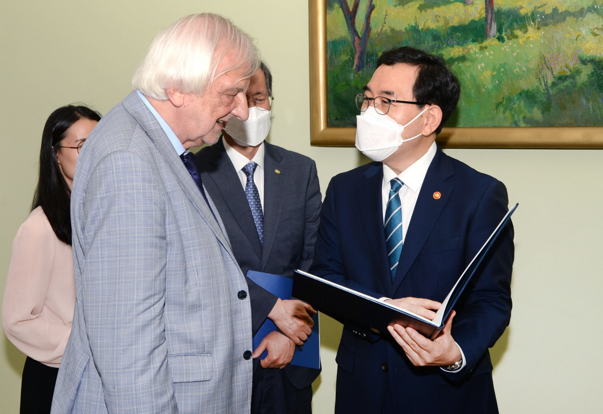 ▲이창양(오른쪽) 산업통상자원부 장관이 지난달 30일 오전(현지시간) 폴란드 바르샤바 하원의사당에서 리샤르드 테를레츠키(왼쪽) 폴란드 하원 부의장과 대화를 나누고 있다. (사진=산업통상자원부 제공)