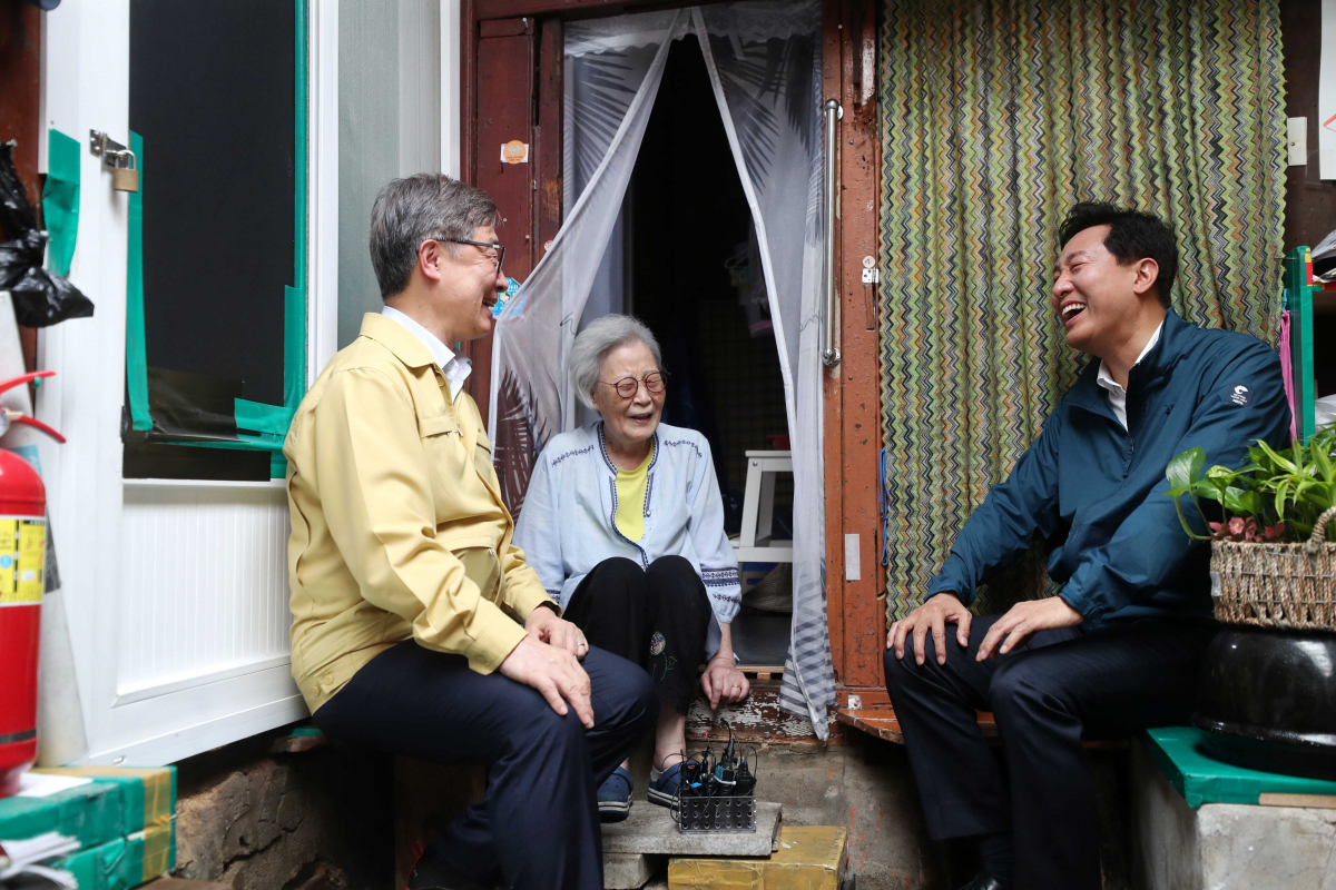 ▲오세훈 서울시장이 취임 후 첫 일정으로 창신동 쪽방촌을 찾았다. (뉴시스)