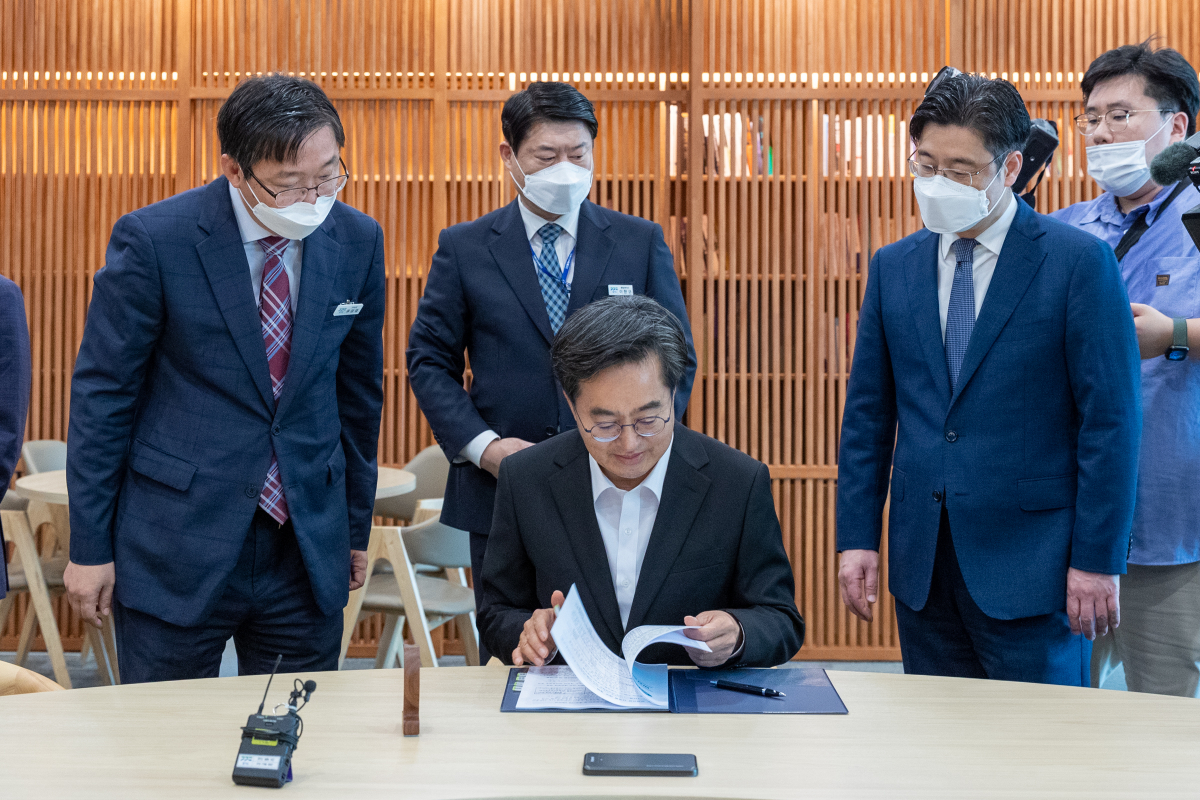 ▲김동연 경기도지사가 취임 첫 날 1호 결재로 '비상경제 대응 민생안전 종합계획'에 서명했다. (자료제공=경기도)