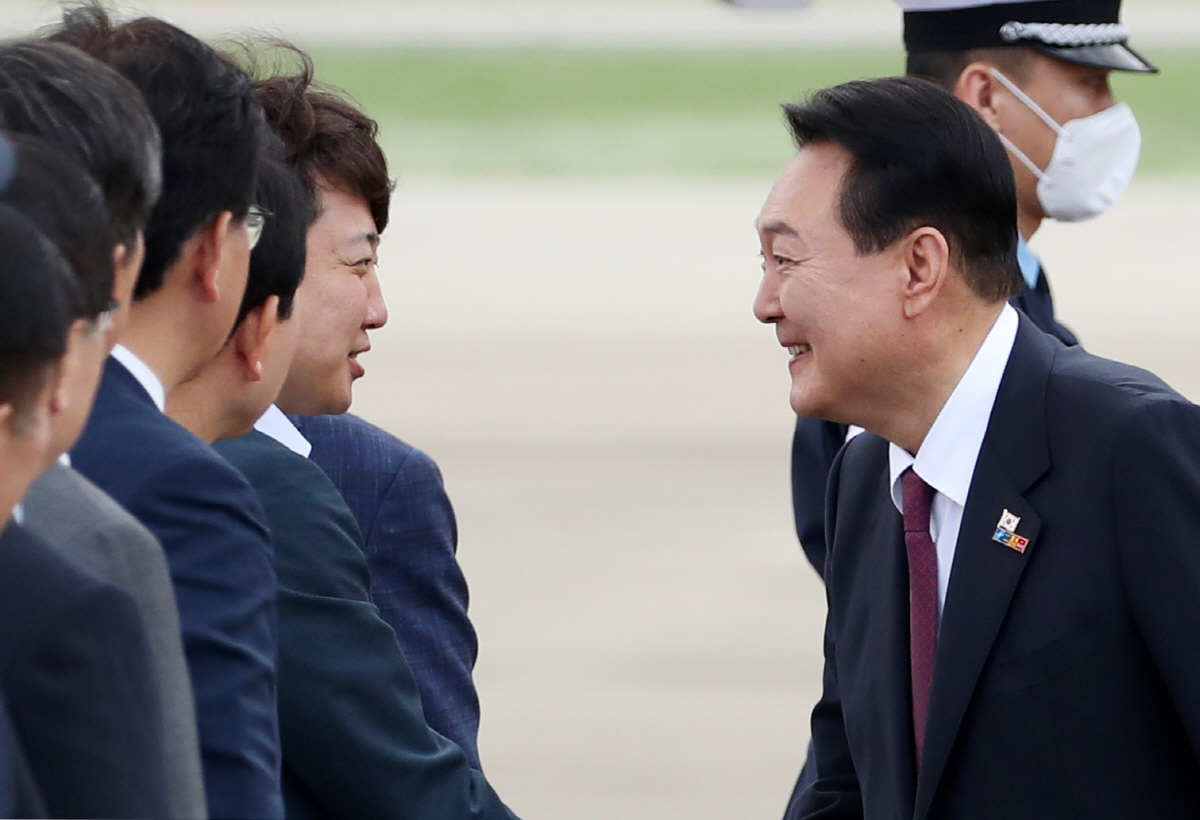 ▲3박 5일간의 스페인 마드리드 방문 일정을 마친 윤석열 대통령이 1일 경기도 성남 서울공항에 도착해 이준석 국민의힘 대표와 인사하고 있다.(뉴시스)