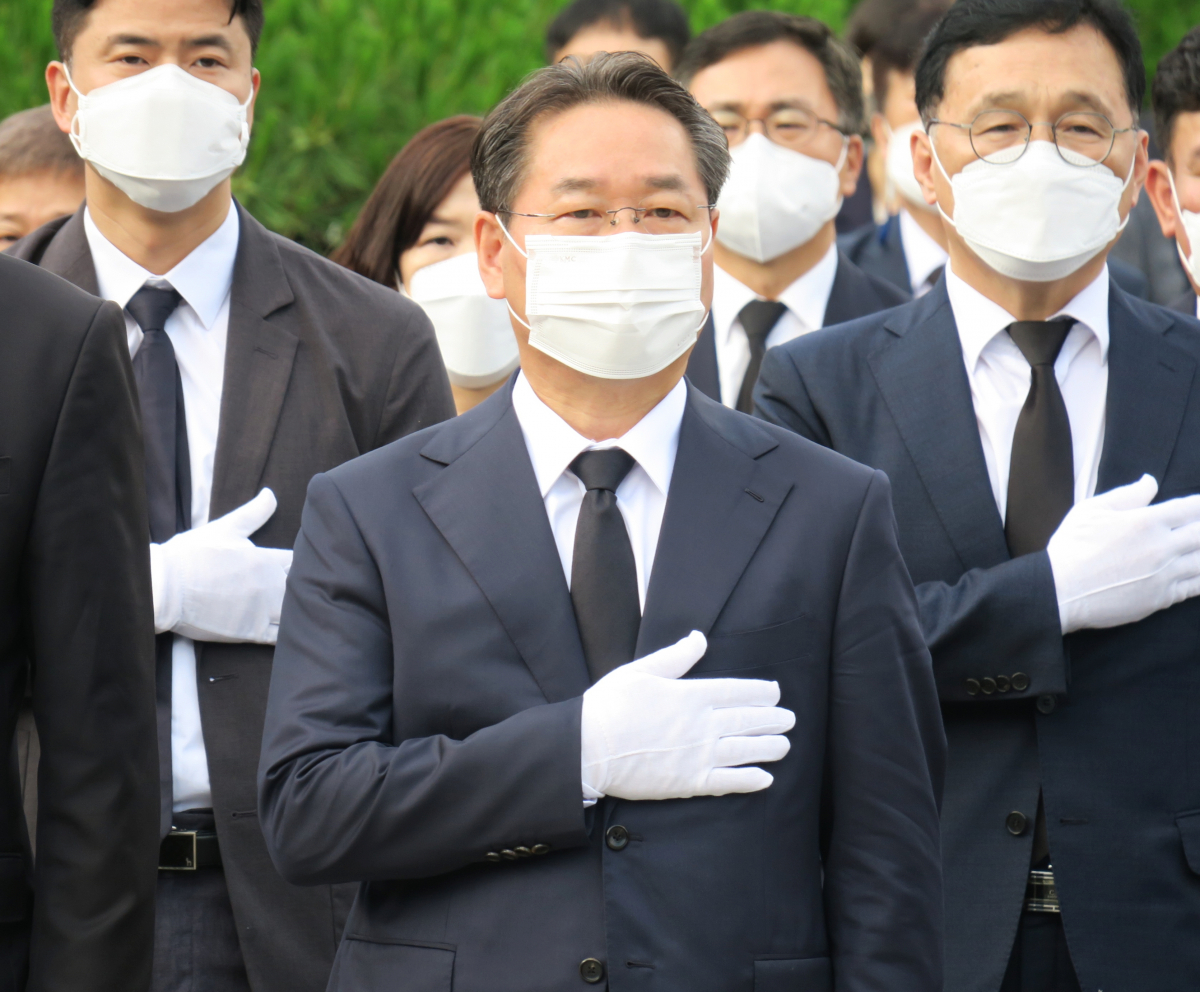 ▲유정복 인천시장이 민선 8기 취임식에 앞서 인천 현충탑을 찾았다. (뉴시스)