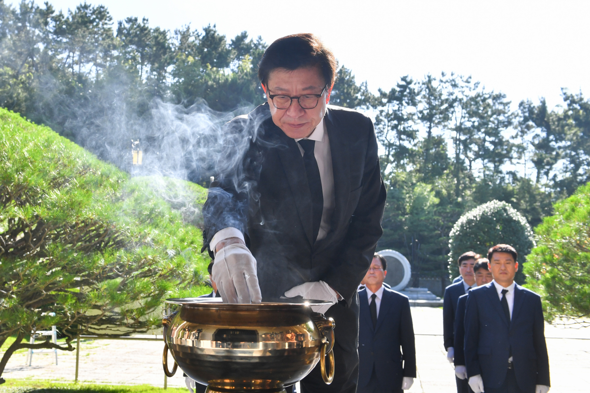 ▲박형준 부산시장이 1일 부산 동래구 충렬사를 방문해 참배하고 있다. (뉴시스)