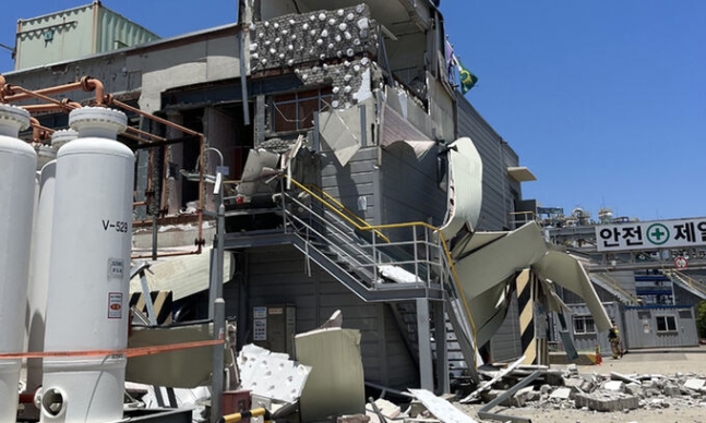 ▲지난 5월 전남 여수시 화치동 여수산단 내 한 공장 사무실 2층에서 발생한 폭발 사고 현장. (사진제공=여수소방서)