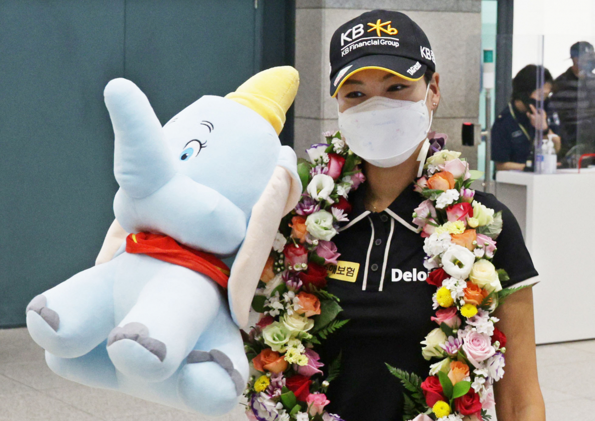 ▲골프 선수 전인지가 2일 오후 인천국제공항을 통해 귀국하며 팬들에게 인사하고 있다. (연합뉴스)