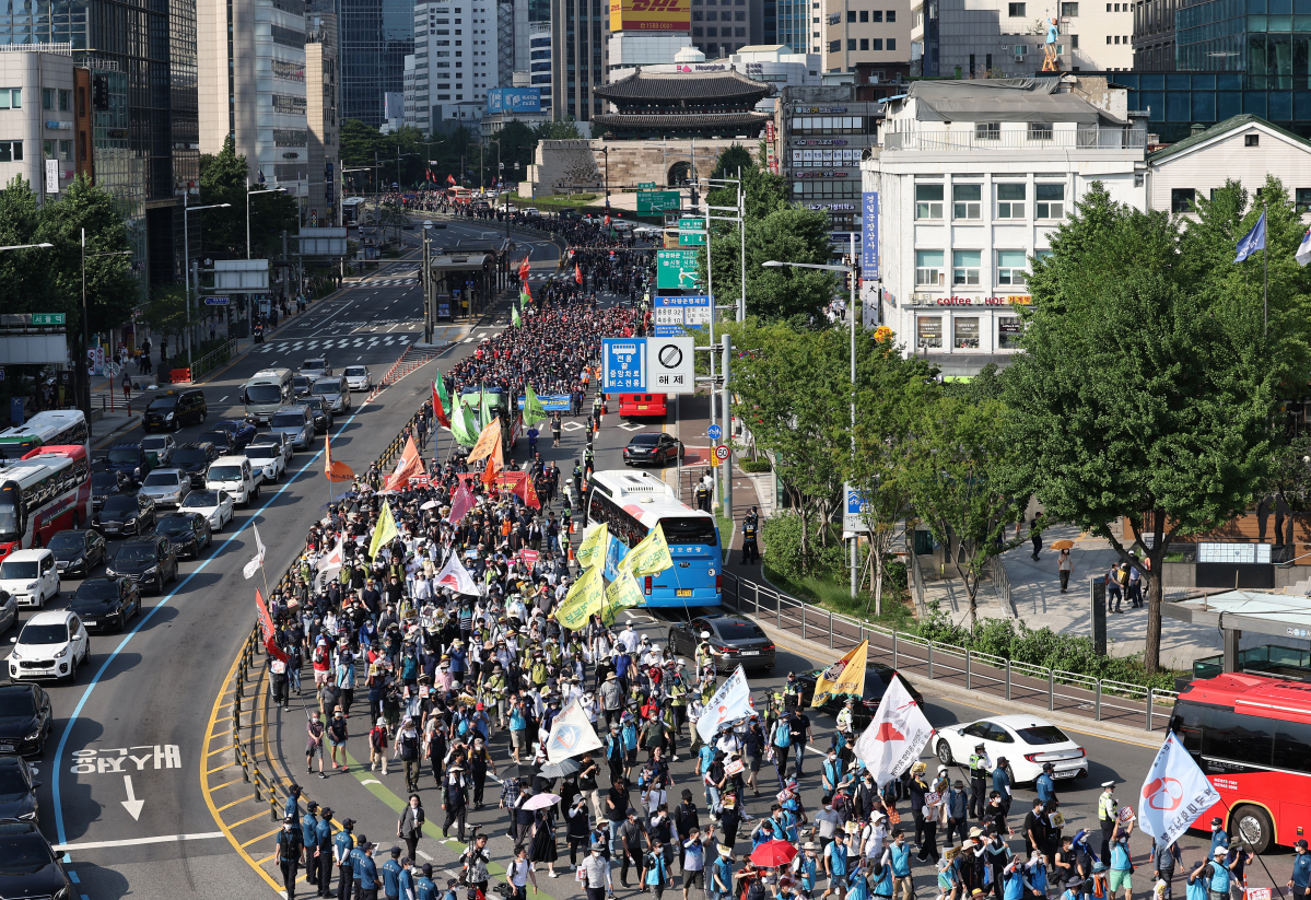 ▲2일 서울 중구 서울시청 앞 광장과 세종대로 일대에서 열린 2022 민주노총 전국노동자대회 참석자들이 삼각지까지 행진하며 숭례문 앞을 지나고 있다. (연합뉴스)