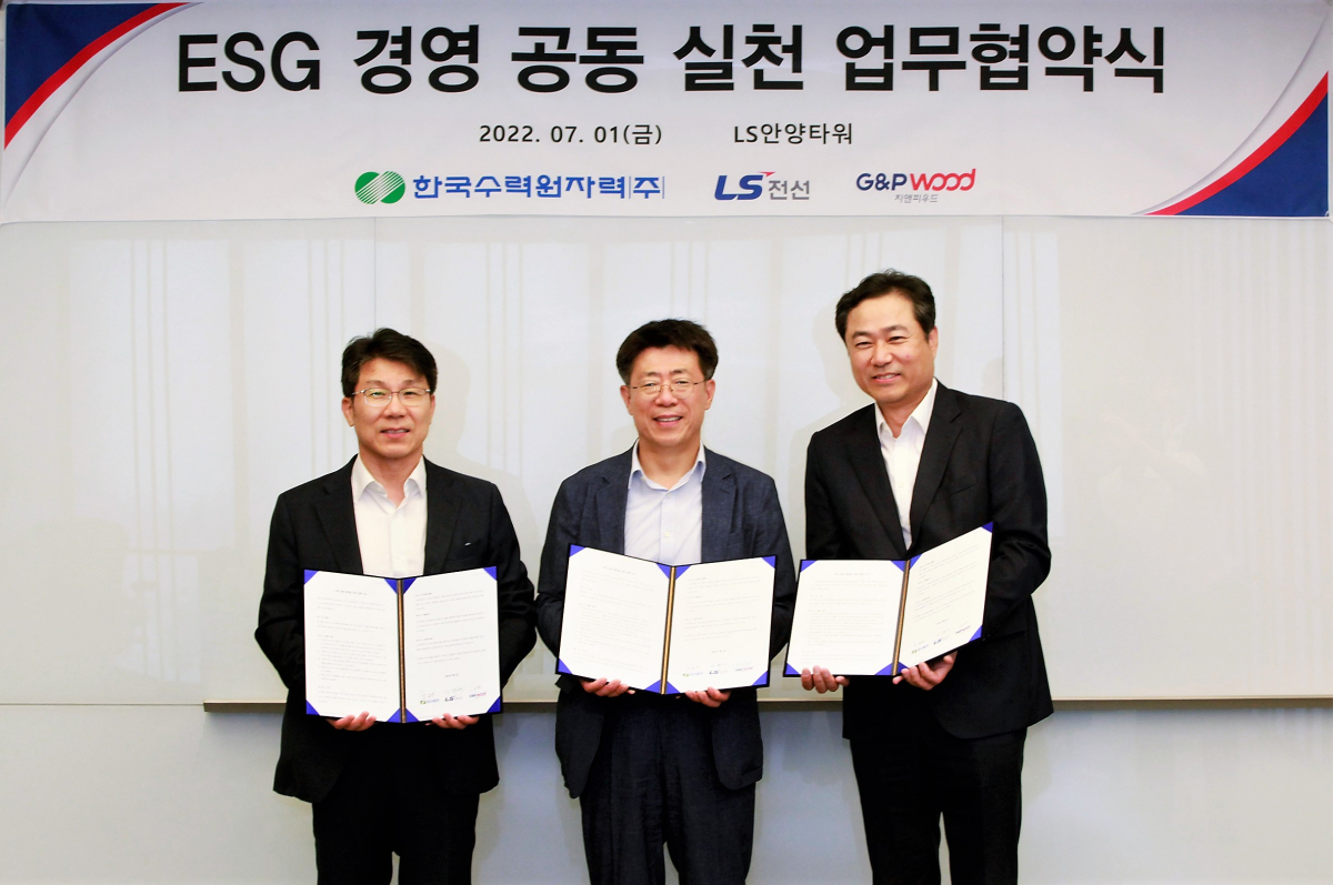 ▲LS전선이 한국수력원자력과 ESG경영 공동실천 및 자원순환을 위한 업무협약(MOU)을 체결했다. 오른쪽부터 LS전선 김병옥 경영지원본부장, 한수원 최일경 원전건설처장, 이경로 지앤피우드 대표. (사진제공=LS전선)