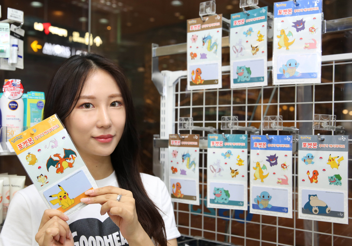 ▲모델이 GS25에서 5일 선보이는 포켓몬 꾸미기 캐시비카드를 들고 포즈를 취하고 있다.  (사진제공=GS25)