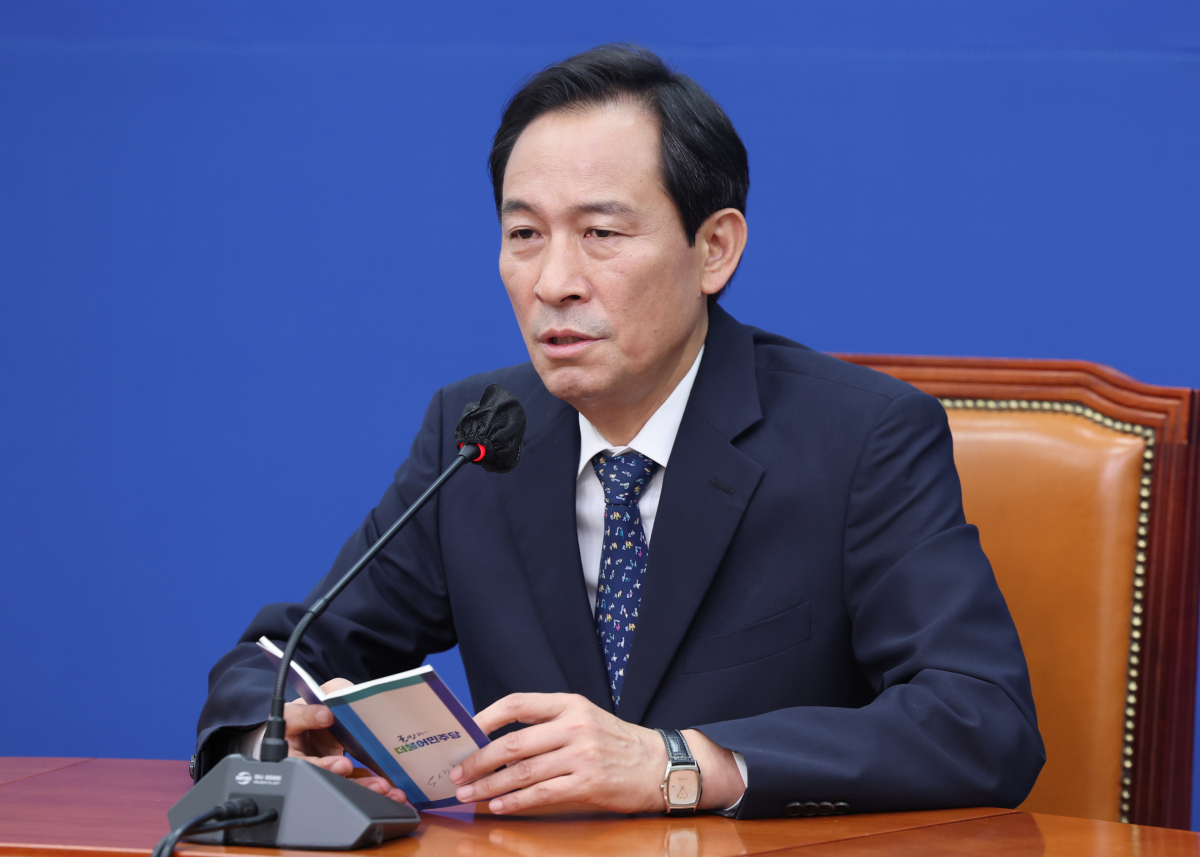 ▲더불어민주당 우상호 비상대책위원장이 3일 국회 당 대표실에서 열린 기자간담회에서 정치보복 수사 대책과 전당대회 준비 등에 관해 발언하고 있다. (국회사진기자단)