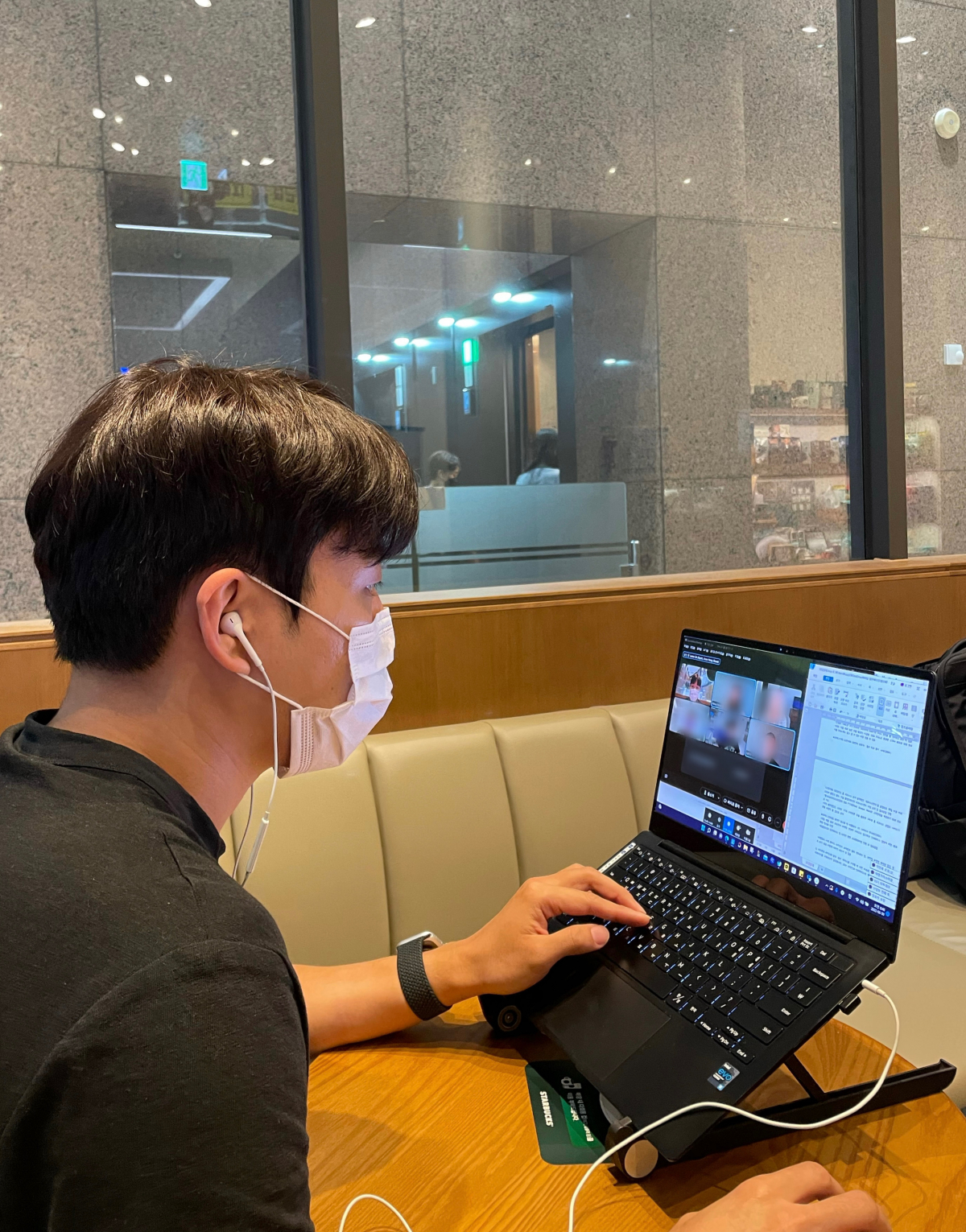 ▲지난달 30일 오전 케빈 첸 애플(Apple) 휴먼 인터페이스 디자이너, 디어드리 칼드백 애플 프로덕트 마케팅 디렉터와 함께 화상인터뷰를 진행하는 모습.  (강태우 기자 burning@)