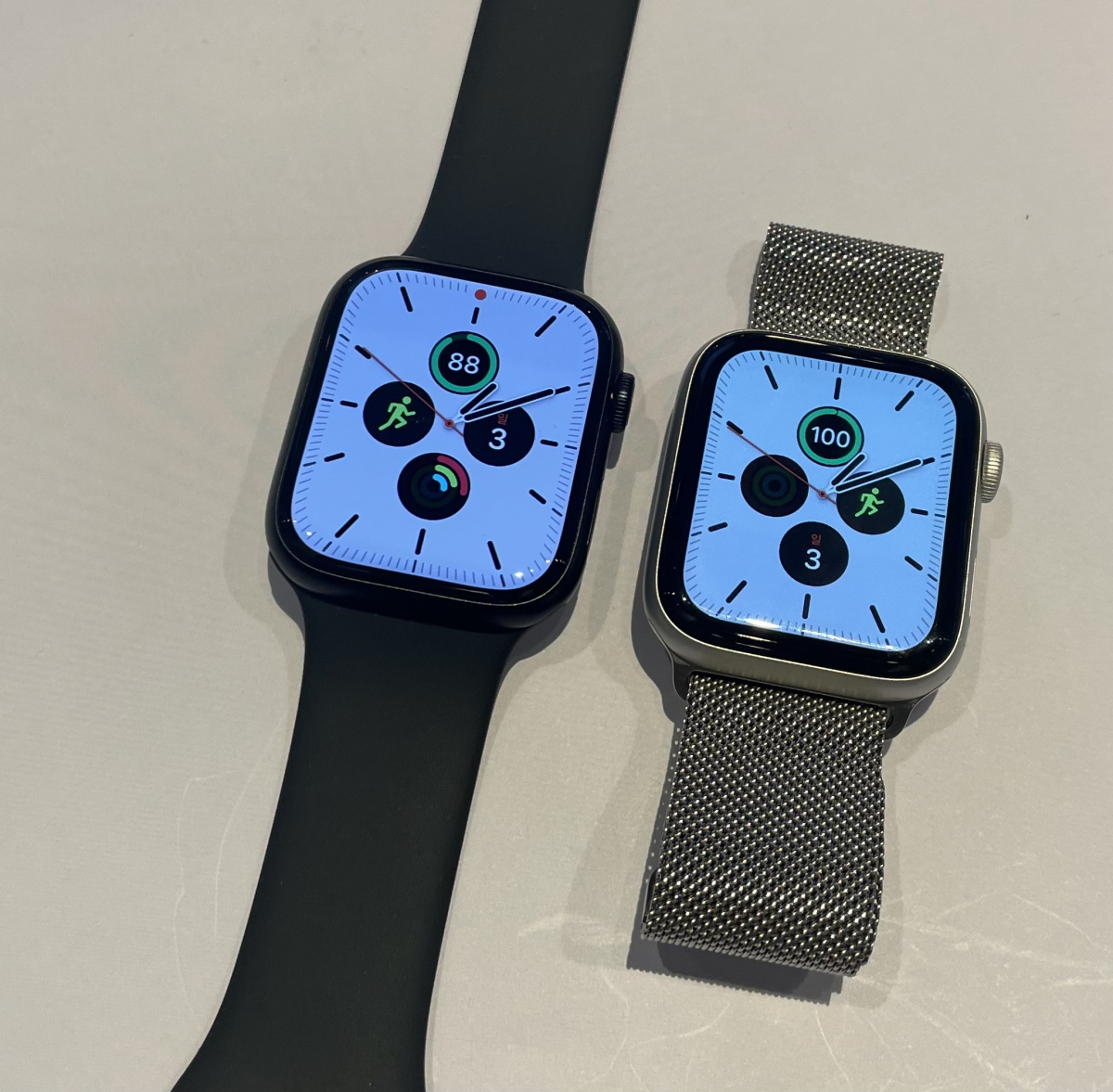 ▲애플 워치 4세대(오른쪽)에서 한 차례 스크린이 커진 데 이어 최근 애플 워치 7세대(왼쪽)에서 한 번 더 커졌다.   (강태우 기자 burning@)