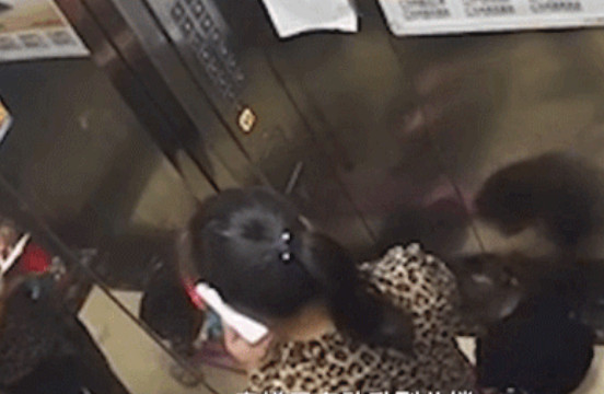 ▲중국 저장성 항저우시에서 보모와 2살 여자아이가 엘리베이터에 탑승한 모습. (출처=웨이보)