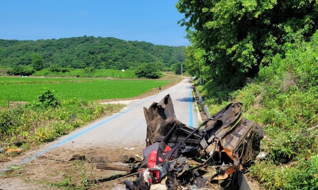 ▲3일 오전 9시 40분께 강원 철원군 김화읍 도창리 유곡천에서 대전차지뢰로 추정되는 폭발물이 터지며 인근에서 작업하던 굴착기가 파손된 모습. (연합뉴스)