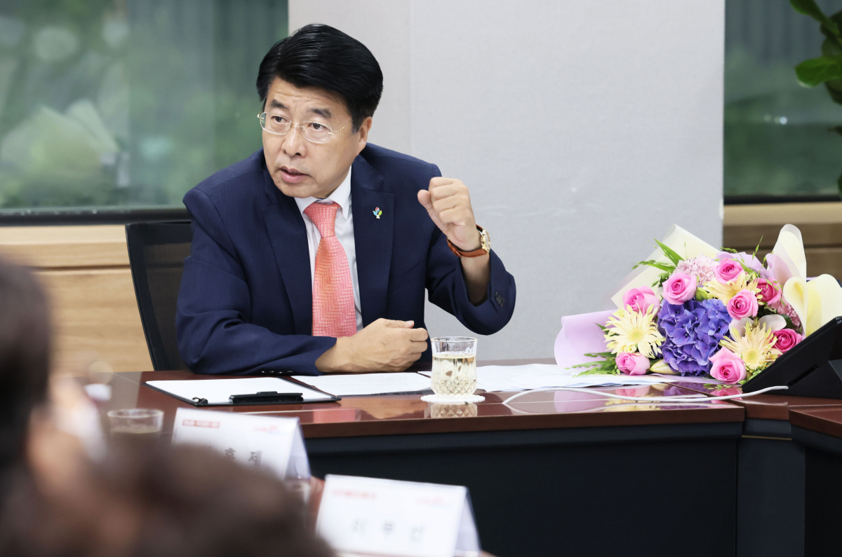 ▲서강석 송파구청장이 1일 송파구청에서 풍납동 토성에 대한 문화재청의 건축규제와 관련해 주민들과 대화를 하고 있다. (사진제공=송파구청)