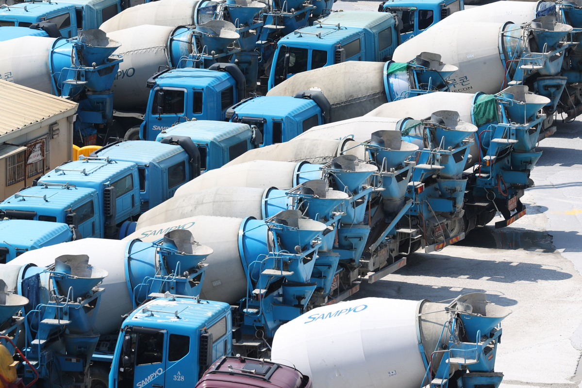 ▲레미콘운송노동조합와 레미콘제조사들의 운송료 인상 등에 대한 재협상이 예정된 3일 오전 서울 시내 한 레미콘 공장에 레미콘 차량이 세워져 있다. 레미콘운송노조는 지난 1일 적정 운송료 보장 등을 요구하며 파업에 돌입했다. (연합뉴스)