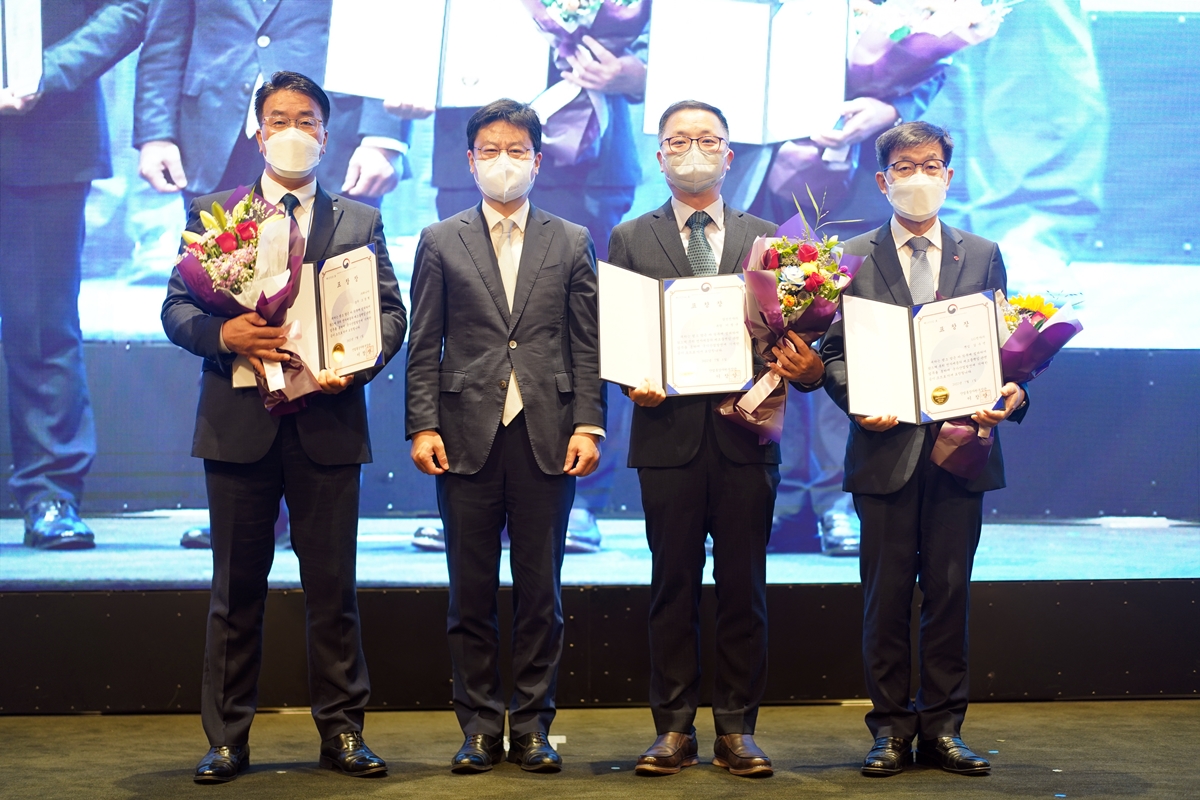 ▲위니아가 PL 대응체계 구축 및 소비자 권익 증진에 기여한 공로를 인정받아 산업통상자원부 장관상을 받았다. 왼쪽부터 조경형 위니아 대외협력담당(상무), 최우석 산업통상자원부 소재융합산업정책관(국장) (사진제공=위니아)